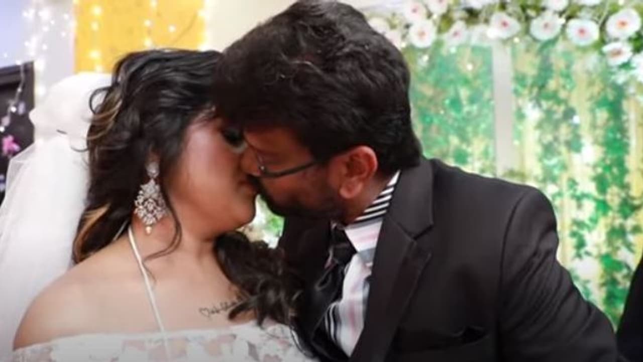 லிப்லாக் கிஸ் பற்றி அட்வைஸ் செய்ய உனக்கென்ன தகுதியிருக்கு..? வாண்டடாக சிக்கிய வனிதா பீட்டர் பால்..! லிப்லாக் கிஸ் பற்றி அட்வைஸ் செய்ய உனக்கென்ன தகுதியிருக்கு..? வாண்டடாக சிக்கிய வனிதா பீட்டர் பால்..!