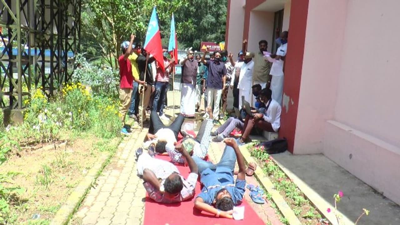 തോട്ടം മേഖലയിൽ മൊബൈല് കവറേജ് ഏര്പ്പെടുത്തണം: മൂന്നാറിൽ എഐവൈഎഫ് കിടപ്പ് സമരം തോട്ടം മേഖലയിൽ മൊബൈല് കവറേജ് ഏര്പ്പെടുത്തണം: മൂന്നാറിൽ എഐവൈഎഫ് കിടപ്പ് സമരം