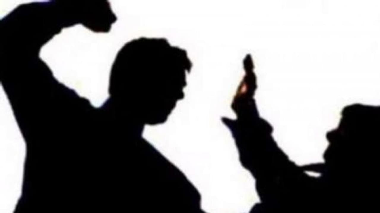 కరోనా తెచ్చిన కష్టాలు.. నరకం చూస్తున్న మహిళలు కరోనా తెచ్చిన కష్టాలు.. నరకం చూస్తున్న మహిళలు