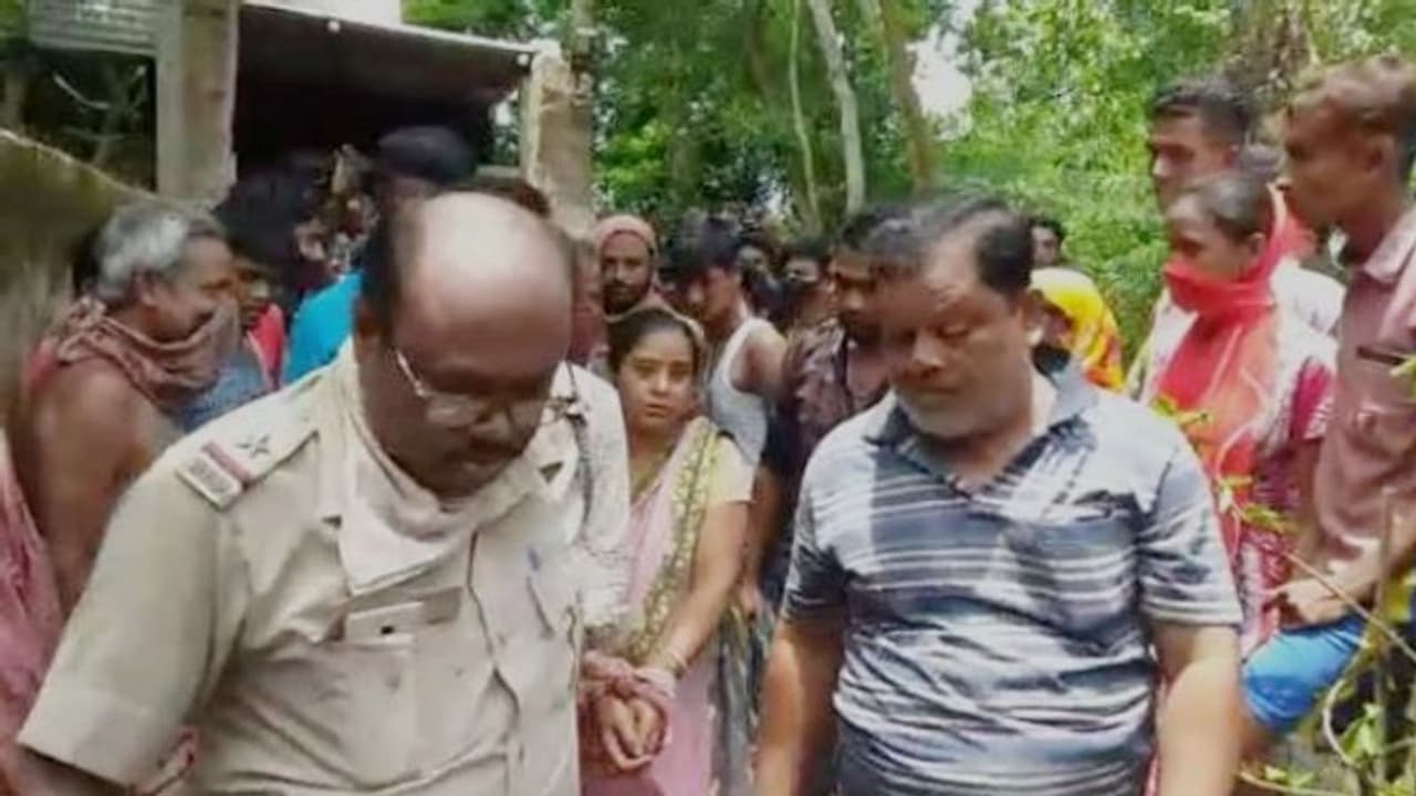 পণের দাবিতে 'খুন', শ্বশুরবাড়িতে মিলল গৃহবধূর ঝুলন্ত দেহ পণের দাবিতে 'খুন', শ্বশুরবাড়িতে মিলল গৃহবধূর ঝুলন্ত দেহ