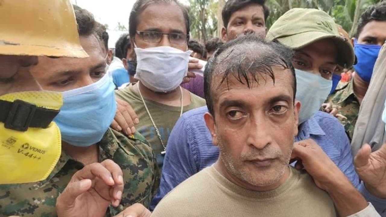 একশো দিনে প্রকল্পে কর্মরত গৃহবধূর 'শ্লীলতাহানি', অভিযুক্তকে জুতোপেট করলেন মহিলারা