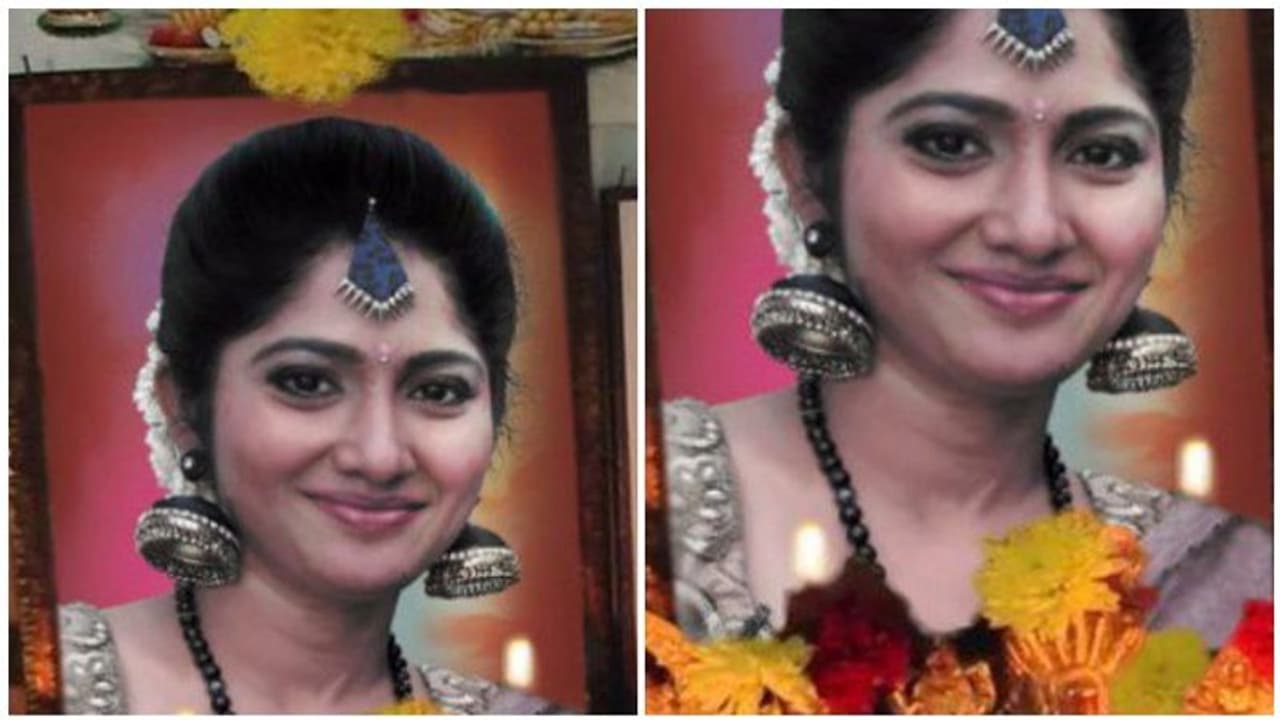 ஜூலியின் படத்திற்கு பூ வைத்து ரசிகன் செய்த செயல்...! ஒரு நிமிஷம் பதறி போச்சு மனசு..? ஜூலியின் படத்திற்கு பூ வைத்து ரசிகன் செய்த செயல்...! ஒரு நிமிஷம் பதறி போச்சு மனசு..?