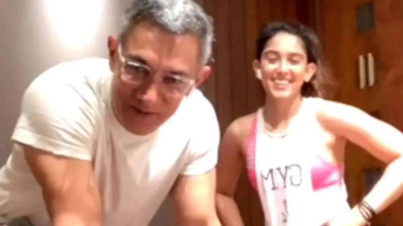 മകളുടെ 'ലൈവ് വര്‍ക്കൗട്ട്' സെഷനില്‍ 'ഇടിച്ചുകയറി' ആമിര്‍ ഖാന്‍