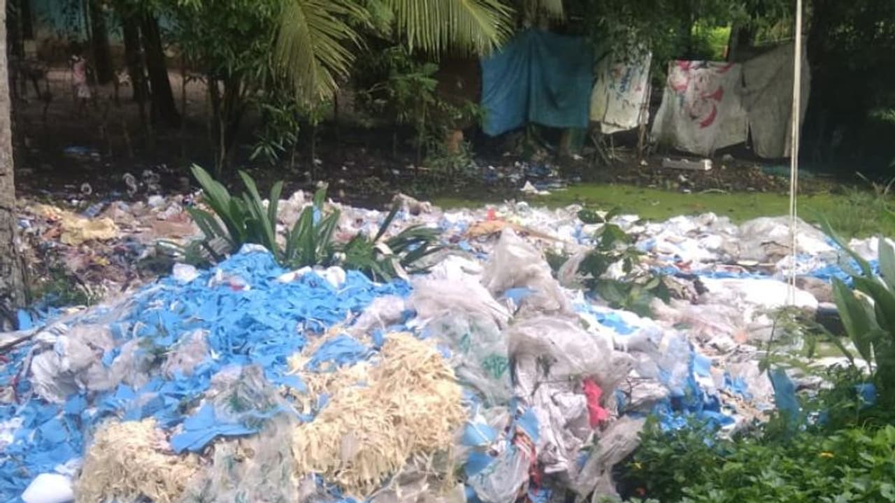 ജനവാസ കേന്ദ്രത്തിൽ പ്ലാസ്റ്റിക് മാലിന്യ നിക്ഷേപം; നടപടി ആവശ്യപ്പെട്ട് നാട്ടുകാര് ജനവാസ കേന്ദ്രത്തിൽ പ്ലാസ്റ്റിക് മാലിന്യ നിക്ഷേപം; നടപടി ആവശ്യപ്പെട്ട് നാട്ടുകാര്