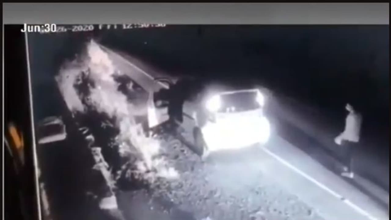 മാസ്കും, ഗ്ലൗസും വഴിയരികിൽ കളയുന്നതിന്റെ സിസിടിവി ദൃശ്യം പുറത്ത് മാസ്കും, ഗ്ലൗസും വഴിയരികിൽ കളയുന്നതിന്റെ സിസിടിവി ദൃശ്യം പുറത്ത്