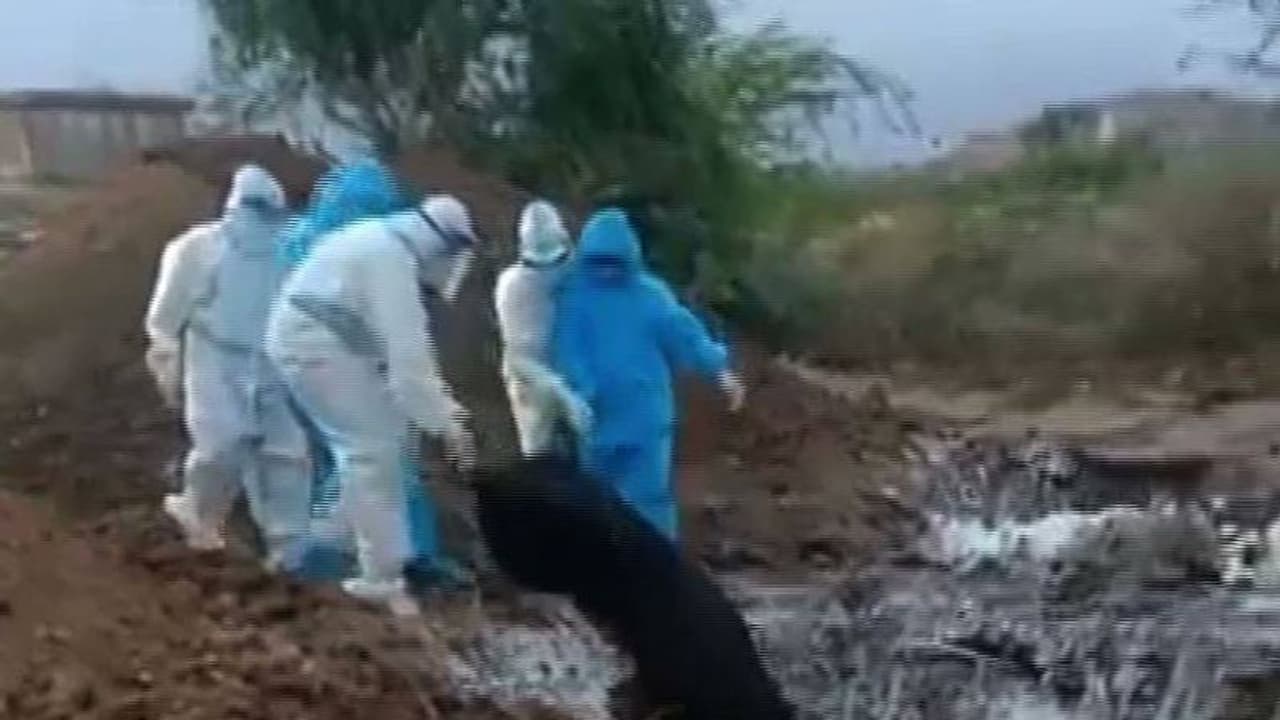 കർണാടകത്തില് നിന്നും ഞെട്ടിക്കുന്ന ദൃശ്യങ്ങൾ; മൃതദേഹങ്ങൾ കൂട്ടത്തോടെ കുഴിയില് തള്ളി കർണാടകത്തില് നിന്നും ഞെട്ടിക്കുന്ന ദൃശ്യങ്ങൾ; മൃതദേഹങ്ങൾ കൂട്ടത്തോടെ കുഴിയില് തള്ളി