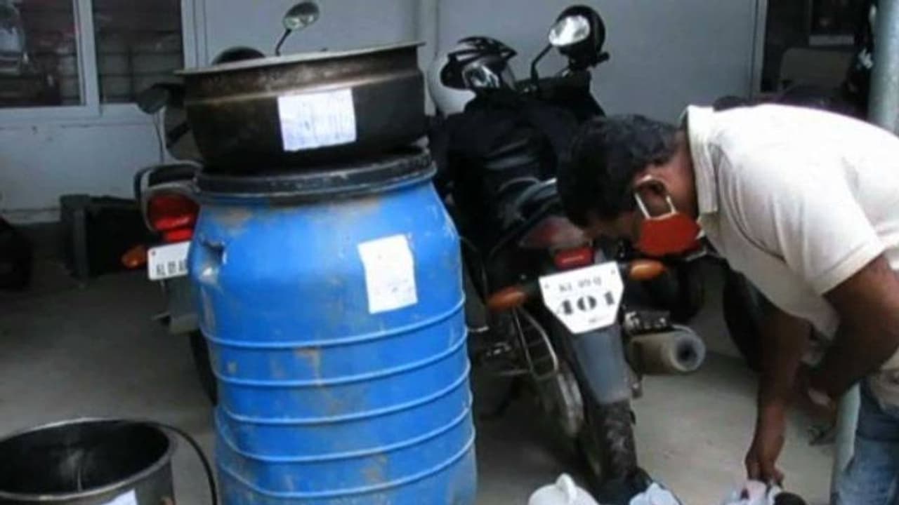 പാമ്പാടുംപാറയിൽ 25 ലിറ്റർ ചാരായവും, 350 ലിറ്റർ കോടയും കണ്ടെത്തി പാമ്പാടുംപാറയിൽ 25 ലിറ്റർ ചാരായവും, 350 ലിറ്റർ കോടയും കണ്ടെത്തി