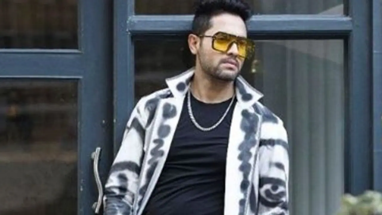 হালকা হাসিতেই বাজিমাত বিক্রমের, দ্রুতগতিতে জেন এক্সের ক্রাস হয়ে উঠছেন টলিউডের হাঙ্ক হালকা হাসিতেই বাজিমাত বিক্রমের, দ্রুতগতিতে জেন এক্সের ক্রাস হয়ে উঠছেন টলিউডের হাঙ্ক