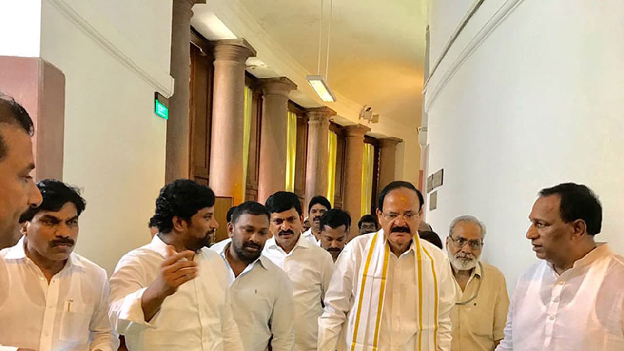 వెంకయ్యను అభినందించిన టిఆర్ఎస్ ఎంపిలు వెంకయ్యను అభినందించిన టిఆర్ఎస్ ఎంపిలు