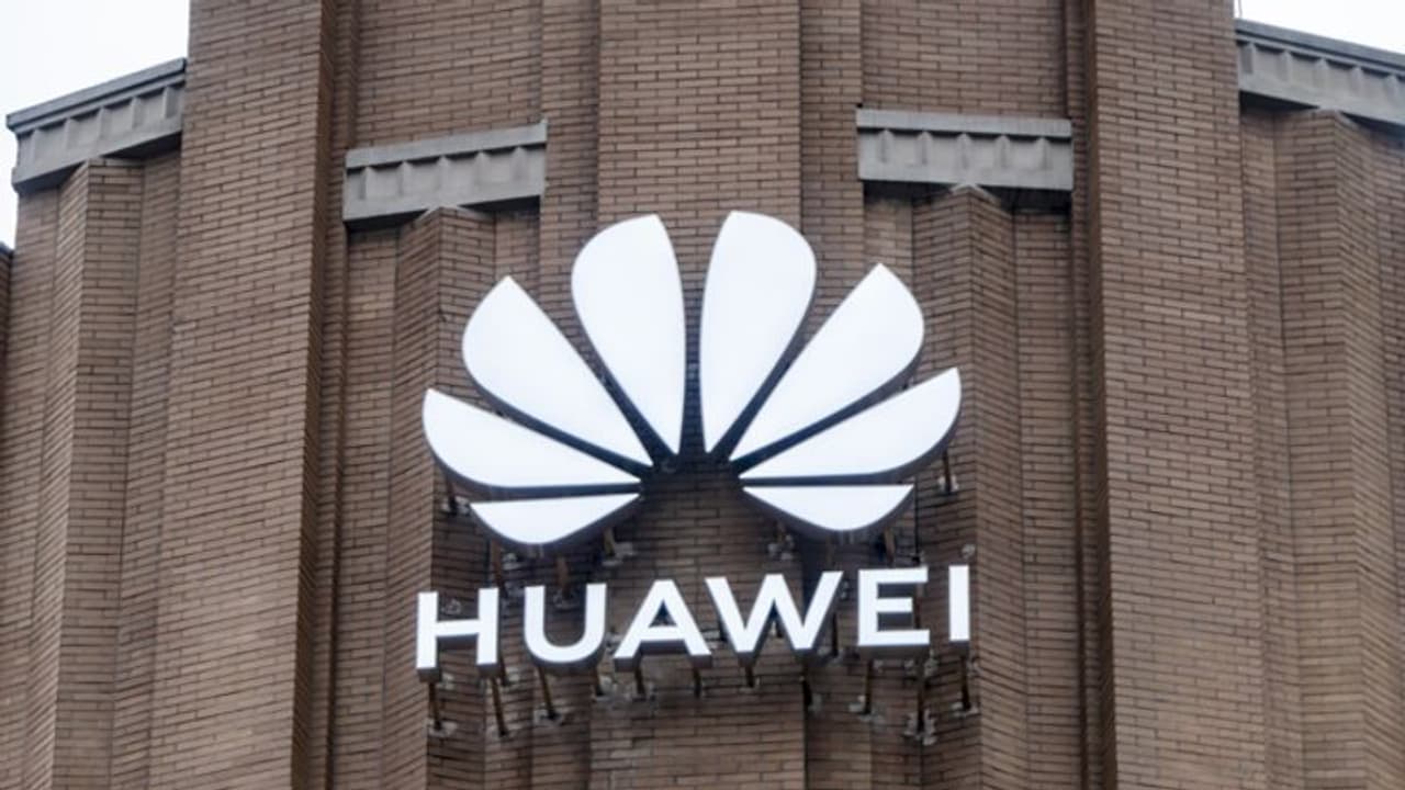 വാവെ കമ്പനിയുടെ 5ജി നെറ്റ്വർക് സംവിധാനത്തിന് യുകെയുടെ വിലക്ക് വാവെ കമ്പനിയുടെ 5ജി നെറ്റ്വർക് സംവിധാനത്തിന് യുകെയുടെ വിലക്ക്