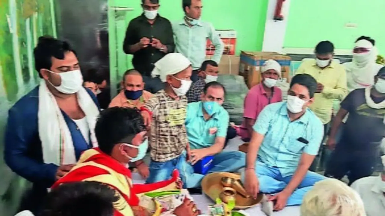 ऐसी होती है दोस्ती: कार्ड बांटने गए भाई की में मौत, दोस्तों ने 8 लाख रुपए चंदा करके की बहन की शादी ऐसी होती है दोस्ती: कार्ड बांटने गए भाई की में मौत, दोस्तों ने 8 लाख रुपए चंदा करके की बहन की शादी