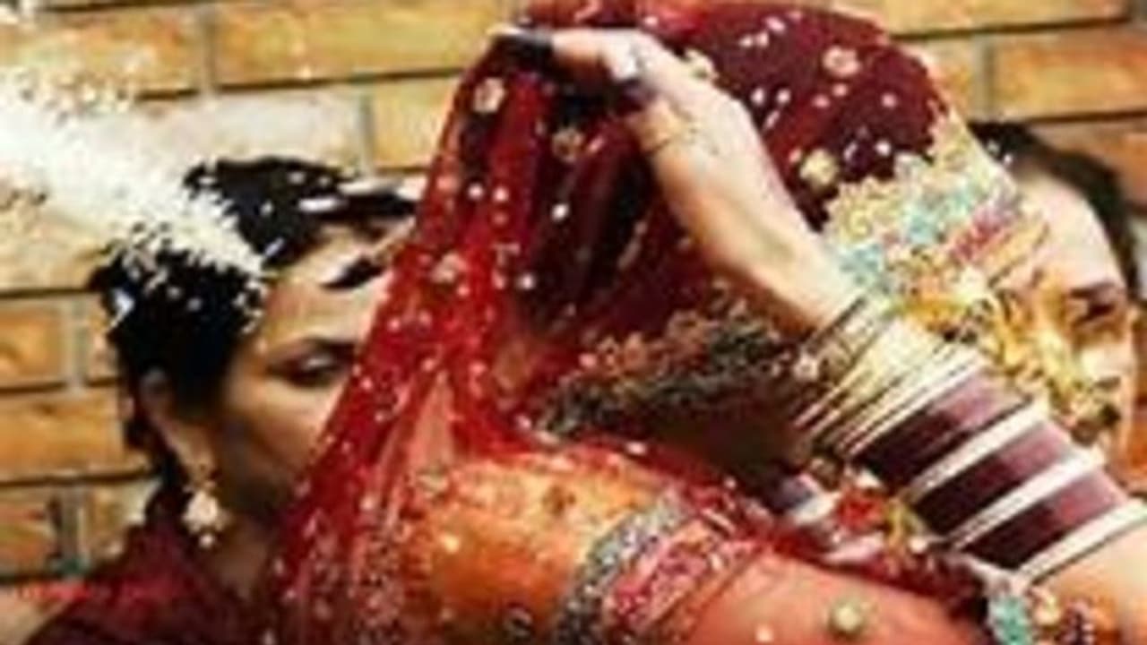 பல இளைஞர்களை மயக்கி திருமணம் செய்த இளம்பெண்... வசமாக மாட்டிக்கொண்ட ஐ.பி.எஸ் அதிகாரி..!