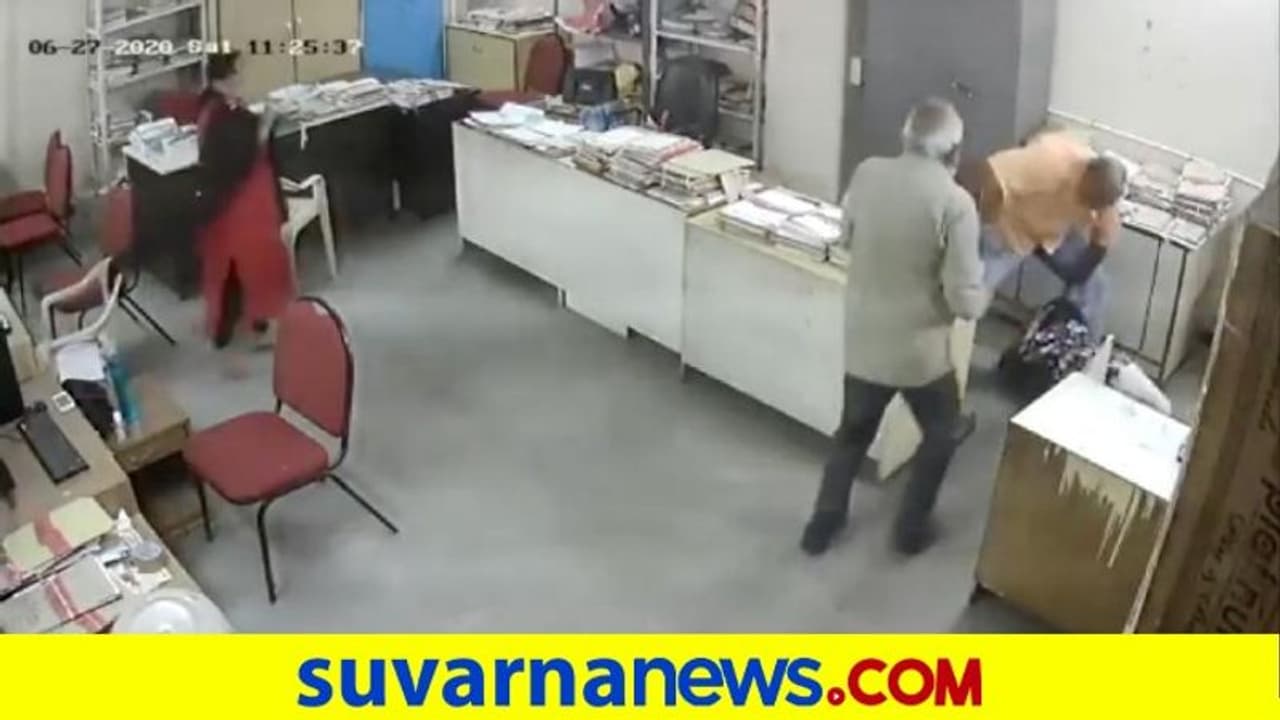 ಮಾಸ್ಕ್ ಧರಿಸಿ ಎಂದಿದ್ದಕ್ಕೆ, ದಿವ್ಯಾಂಗೆ ಸಹೋದ್ಯೋಗಿ ಮೇಲೆ ಹಲ್ಲೆ! ಮಾಸ್ಕ್ ಧರಿಸಿ ಎಂದಿದ್ದಕ್ಕೆ, ದಿವ್ಯಾಂಗೆ ಸಹೋದ್ಯೋಗಿ ಮೇಲೆ ಹಲ್ಲೆ!