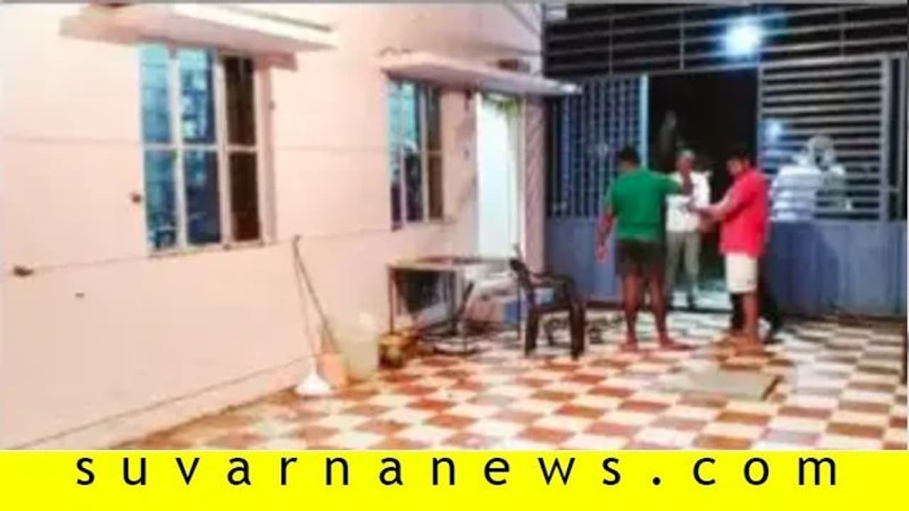 ಮಠದ ಮೇಲೆ ಕಲ್ಲು: ಶಿವಕುಮಾರ ಶಿವಾಚಾರ್ಯ ಸ್ವಾಮೀಜಿ ಮೇಲೆ ಹಲ್ಲೆ ಮಠದ ಮೇಲೆ ಕಲ್ಲು: ಶಿವಕುಮಾರ ಶಿವಾಚಾರ್ಯ ಸ್ವಾಮೀಜಿ ಮೇಲೆ ಹಲ್ಲೆ