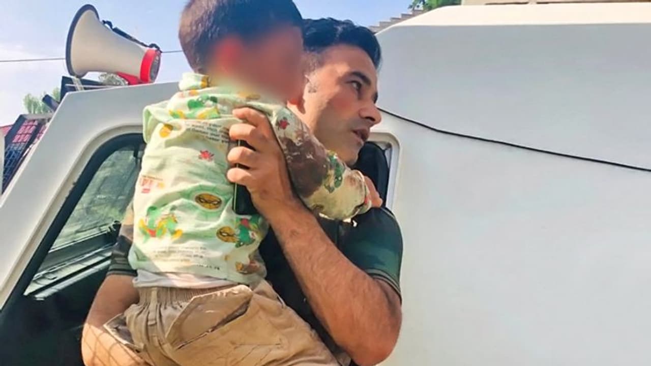 ఉగ్ర దాడుల్లో వ్యక్తి మృతి: తాతా! లే!! అంటూ 3 ఏళ్ల బాలుడి రోదన ఉగ్ర దాడుల్లో వ్యక్తి మృతి: తాతా! లే!! అంటూ 3 ఏళ్ల బాలుడి రోదన