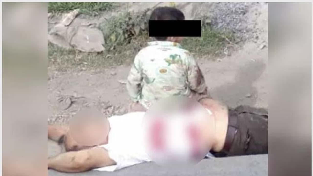 സോപോറിലെ തീവ്രവാദി ആക്രമണം, മൂന്നുവയസുകാരനെ സൈന്യം തോക്കിൻമുനയിൽ നിന്ന് രക്ഷിക്കുന്നതിന്റെ ദൃശ്യങ്ങൾ പുറത്ത് സോപോറിലെ തീവ്രവാദി ആക്രമണം, മൂന്നുവയസുകാരനെ സൈന്യം തോക്കിൻമുനയിൽ നിന്ന് രക്ഷിക്കുന്നതിന്റെ ദൃശ്യങ്ങൾ പുറത്ത്