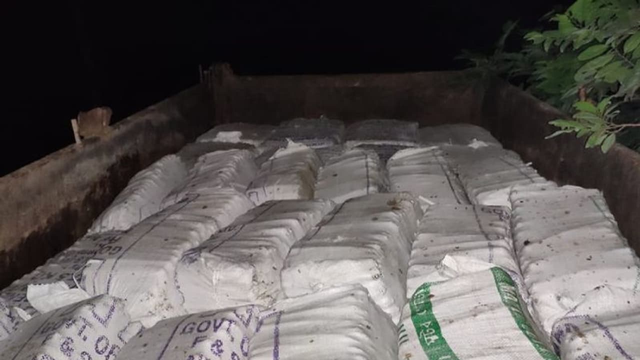 রামপুরহাটে বিস্ফোরক বোঝাই ট্রাক্টর আটক পুলিশের, চালক সহ পলাতক ৩ রামপুরহাটে বিস্ফোরক বোঝাই ট্রাক্টর আটক পুলিশের, চালক সহ পলাতক ৩