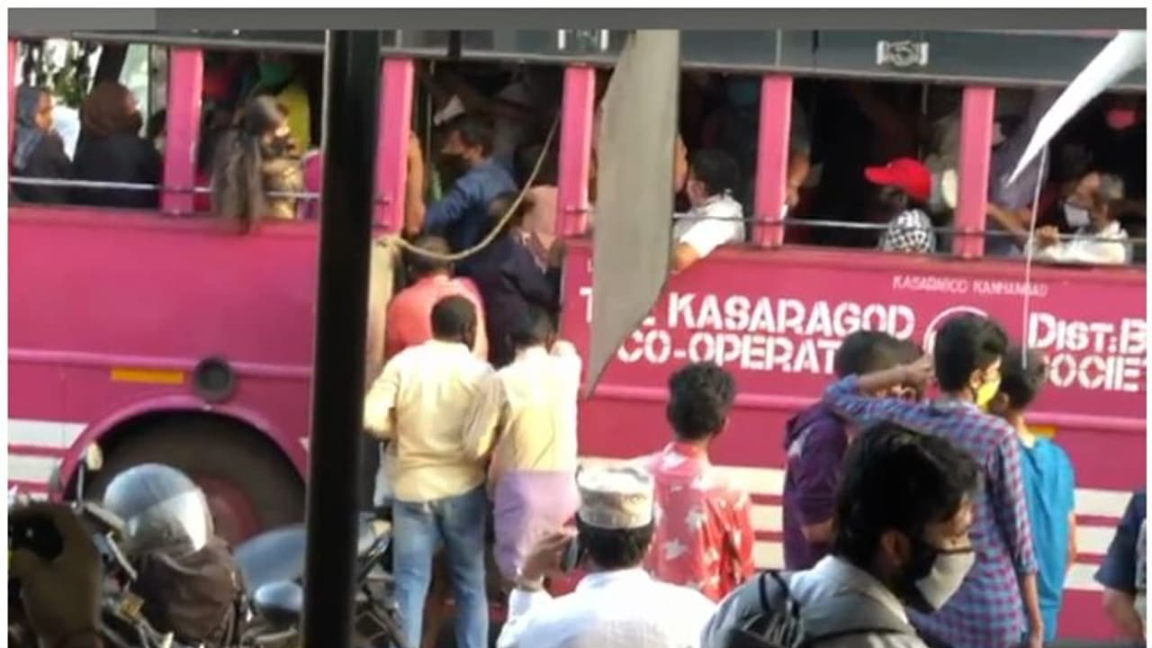 സമ്പര്ക്കത്തിലൂടെ കൊവിഡ് നിരക്ക് ഉയരുന്നു; കാസര്കോട് കടുത്ത നിയന്ത്രണത്തിലേക്ക് സമ്പര്ക്കത്തിലൂടെ കൊവിഡ് നിരക്ക് ഉയരുന്നു; കാസര്കോട് കടുത്ത നിയന്ത്രണത്തിലേക്ക്