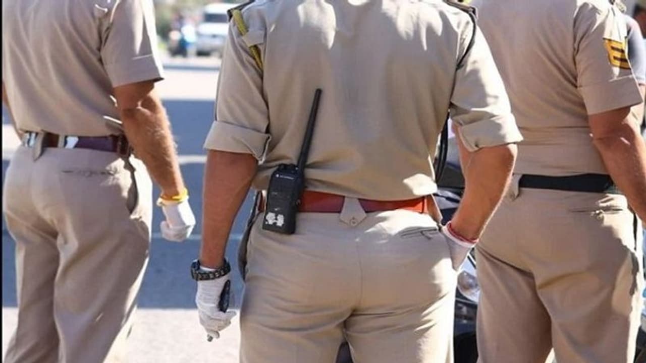 జగిత్యాలలో పోలీస్ కు కరోనా... మూతపడ్డ పోలీస్ స్టేషన్ జగిత్యాలలో పోలీస్ కు కరోనా... మూతపడ్డ పోలీస్ స్టేషన్