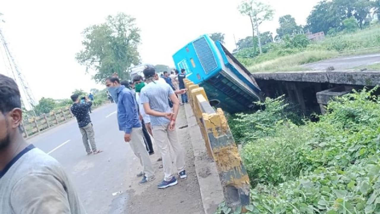 'বেপরোয়া গতি' ডেকে আনল বিপদ, বরাতজোরে রক্ষা পেলেন বাসের যাত্রীরা 'বেপরোয়া গতি' ডেকে আনল বিপদ, বরাতজোরে রক্ষা পেলেন বাসের যাত্রীরা