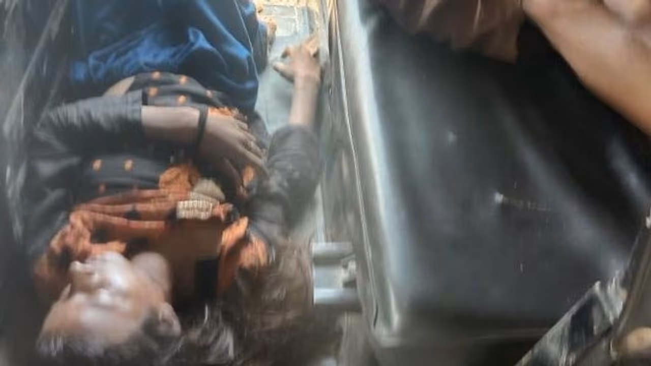 दर्दनाक हादसा: पलभर में 3 भाई बहन की मौत, मासूमों की आवाज सुनकर दौड़े लोग..फिर भी नहीं बचा सके दर्दनाक हादसा: पलभर में 3 भाई बहन की मौत, मासूमों की आवाज सुनकर दौड़े लोग..फिर भी नहीं बचा सके