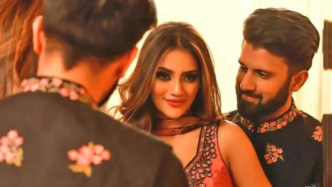 রান্নাঘরেও বউকে একা ছাড়েন না নিখিল, অন্দরমহলের ঝলক দেখালেন নুসরত রান্নাঘরেও বউকে একা ছাড়েন না নিখিল, অন্দরমহলের ঝলক দেখালেন নুসরত