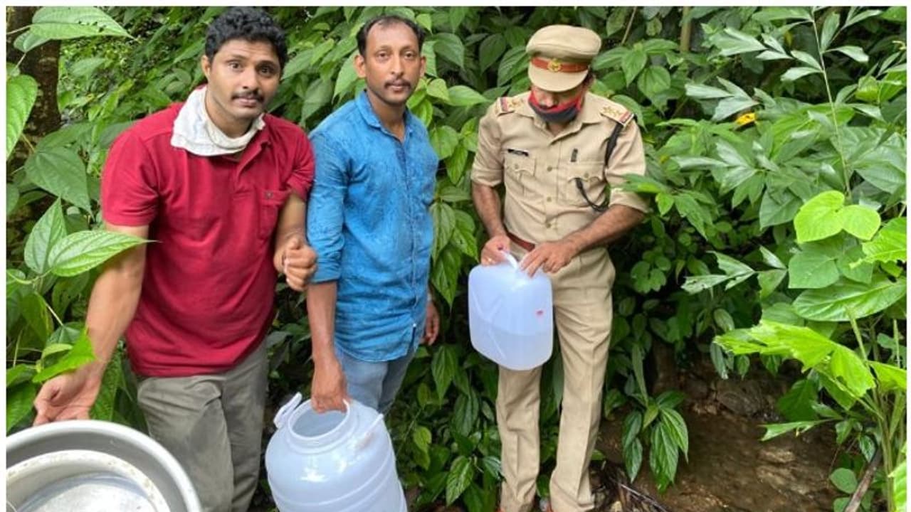 30 ലിറ്റര് വാഷും 4 ലിറ്റര് ചാരായവും വാറ്റു ഉപകരണങ്ങളും കണ്ടെത്തി 30 ലിറ്റര് വാഷും 4 ലിറ്റര് ചാരായവും വാറ്റു ഉപകരണങ്ങളും കണ്ടെത്തി