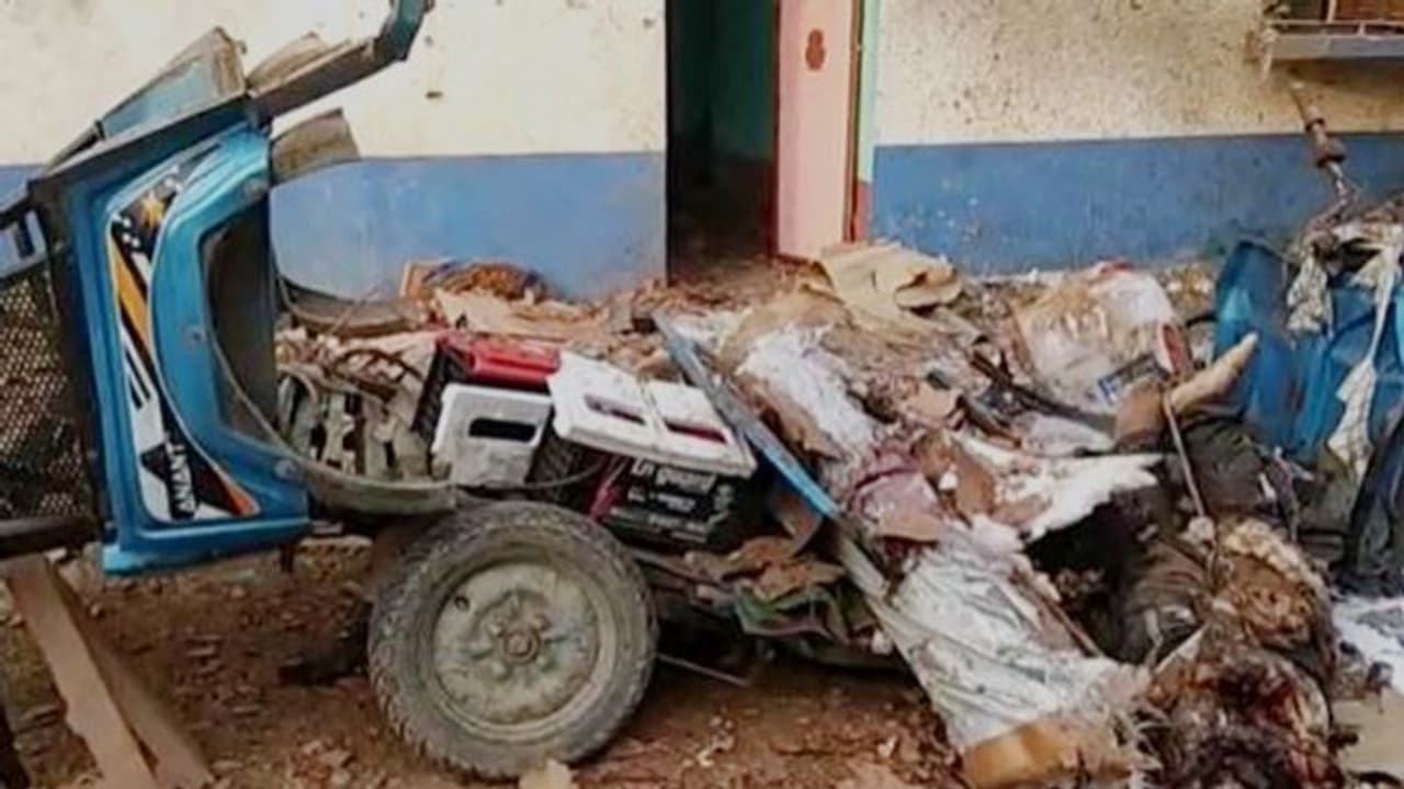মালদহ শহরে ভয়াবহ বিস্ফোরণ, ছিন্নভিন্ন হয়ে গেল টোটো চালকের দেহ মালদহ শহরে ভয়াবহ বিস্ফোরণ, ছিন্নভিন্ন হয়ে গেল টোটো চালকের দেহ