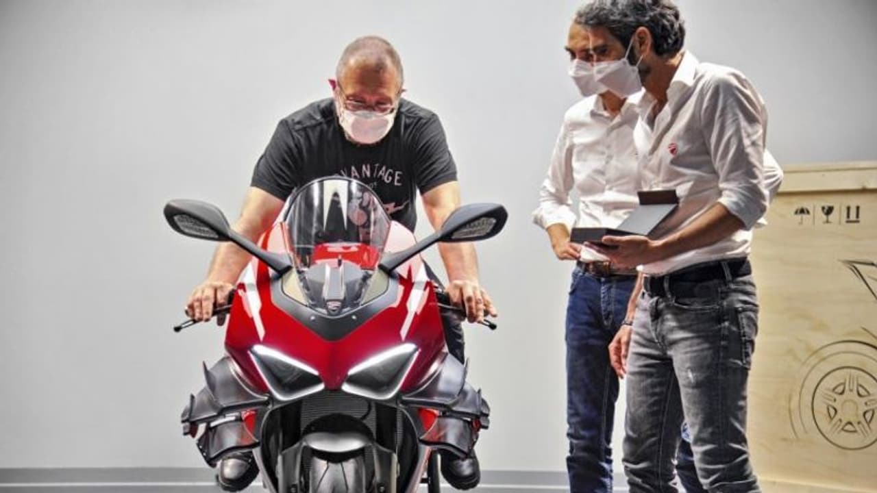 76 ലക്ഷത്തിന്റെ ബൈക്ക്; ഡെലിവറിയും സ്പെഷ്യല് 76 ലക്ഷത്തിന്റെ ബൈക്ക്; ഡെലിവറിയും സ്പെഷ്യല്