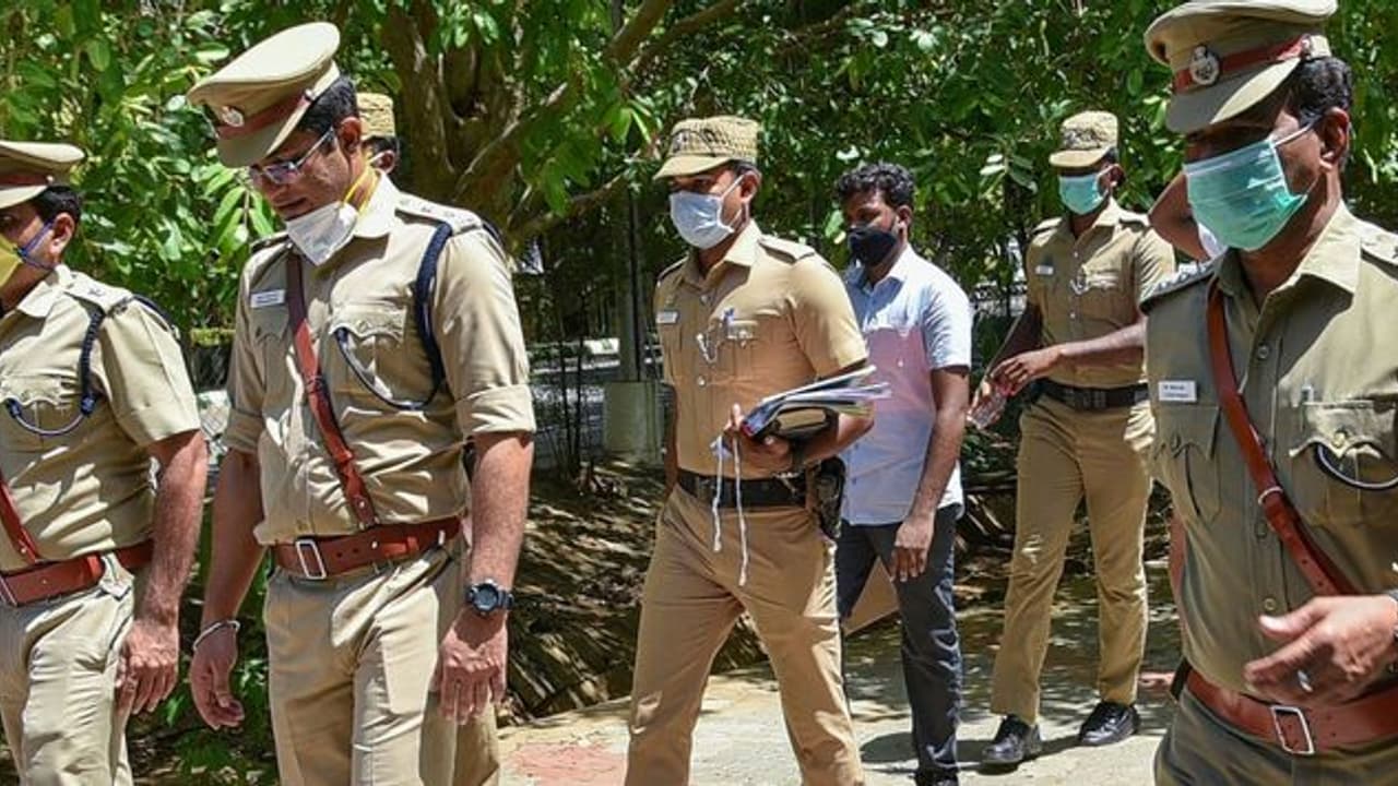 தயவுசெய்து ப்ரண்ட்ஸ் ஆஃப் போலீஸ் அமைப்பை கலைத்து விடுங்கள்.!! சாத்தான்குளம் சம்பவத்தால் வலுக்கும் கோரிக்கை..!! தயவுசெய்து ப்ரண்ட்ஸ் ஆஃப் போலீஸ் அமைப்பை கலைத்து விடுங்கள்.!! சாத்தான்குளம் சம்பவத்தால் வலுக்கும் கோரிக்கை..!!