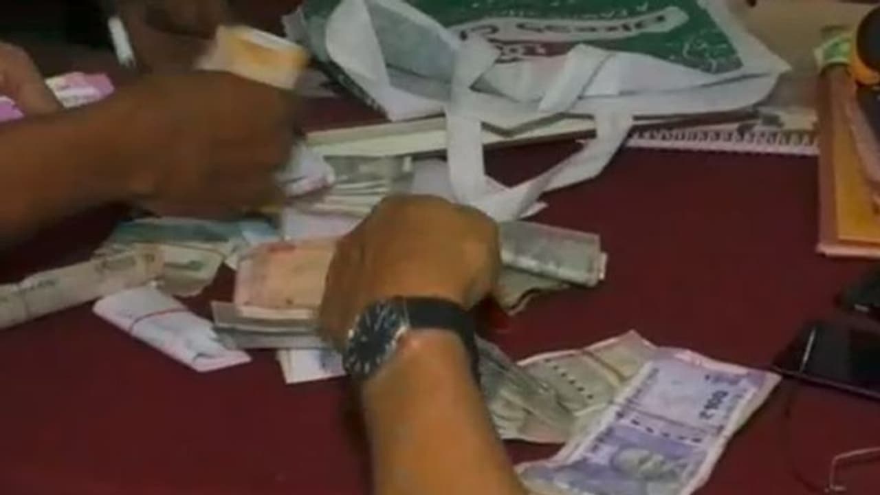 ಟಿಡಿಆರ್ ಅವ್ಯವಹಾರ: ನಾಲ್ವರ ನಿವಾಸದ ಮೇಲೆ ಎಸಿಬಿ ದಾಳಿ ಟಿಡಿಆರ್ ಅವ್ಯವಹಾರ: ನಾಲ್ವರ ನಿವಾಸದ ಮೇಲೆ ಎಸಿಬಿ ದಾಳಿ