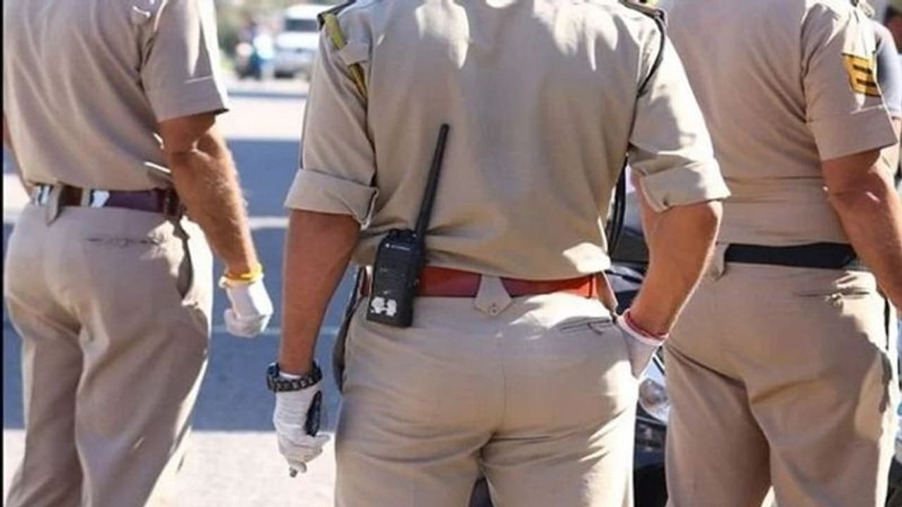 నన్ను లొంగదీసుకుని, బెదిరిస్తున్నాడు: ఎస్ఐపై మహిళ ఫిర్యాదు నన్ను లొంగదీసుకుని, బెదిరిస్తున్నాడు: ఎస్ఐపై మహిళ ఫిర్యాదు