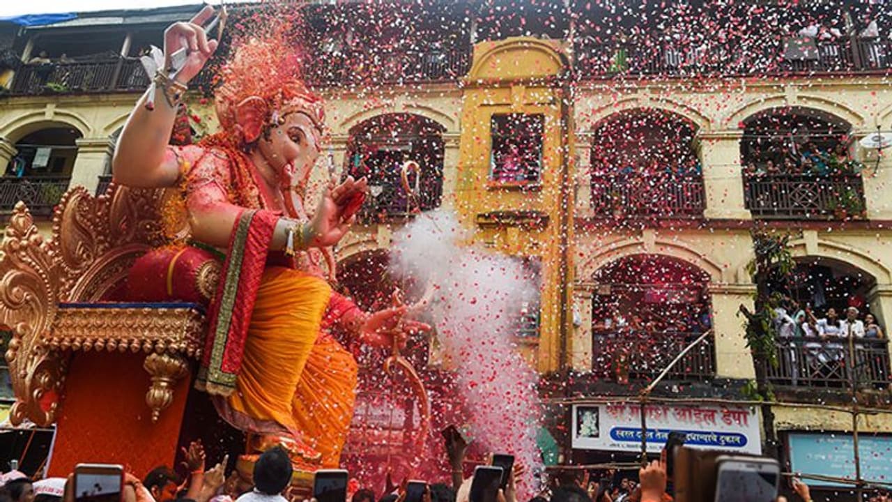 விநாயகர் சிலை வைக்கவும்... ஊர்வலத்திற்கும் தடை... முதல்வர் எடப்பாடி பழனிசாமி அதிரடி அறிவிப்பு...! விநாயகர் சிலை வைக்கவும்... ஊர்வலத்திற்கும் தடை... முதல்வர் எடப்பாடி பழனிசாமி அதிரடி அறிவிப்பு...!