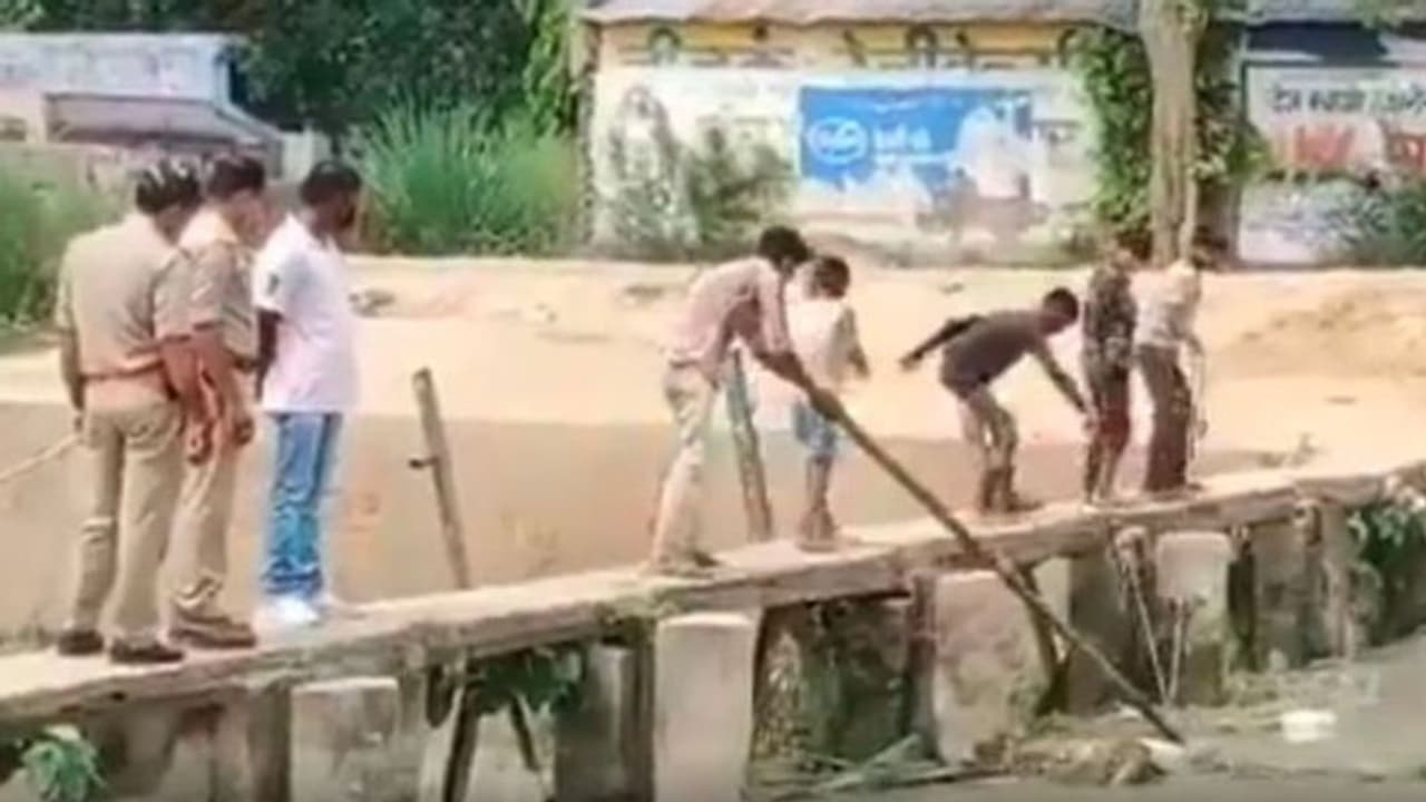 खाकी का शर्मनाक चेहरा आया सामने, पुलिस ने बच्चों से करवाया ऐसा काम; सोशल मीडिया पर गालियां दे रहे लोग खाकी का शर्मनाक चेहरा आया सामने, पुलिस ने बच्चों से करवाया ऐसा काम; सोशल मीडिया पर गालियां दे रहे लोग