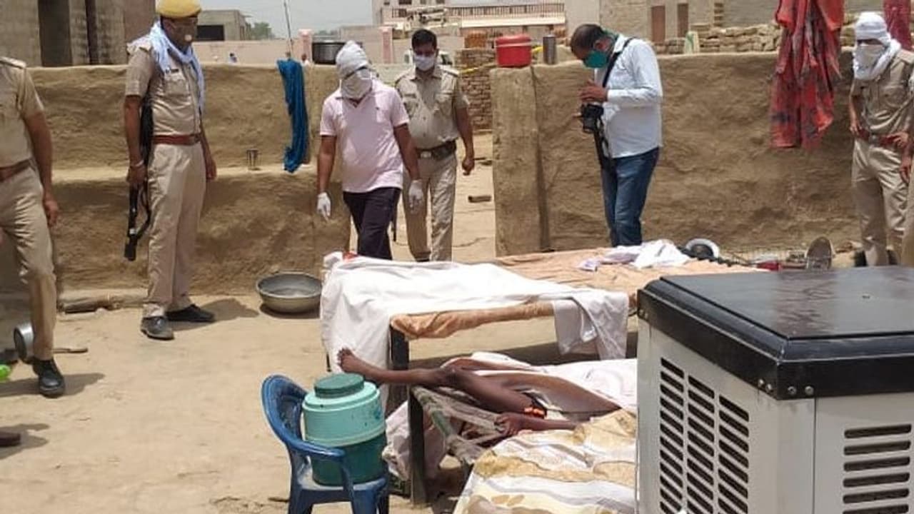 घर के आंगन में चारपाई पर खून से सनी मिली 3 लाशें, डरावना मंजर देख भागने लगे लोग..पुलिस भी हैरान घर के आंगन में चारपाई पर खून से सनी मिली 3 लाशें, डरावना मंजर देख भागने लगे लोग..पुलिस भी हैरान