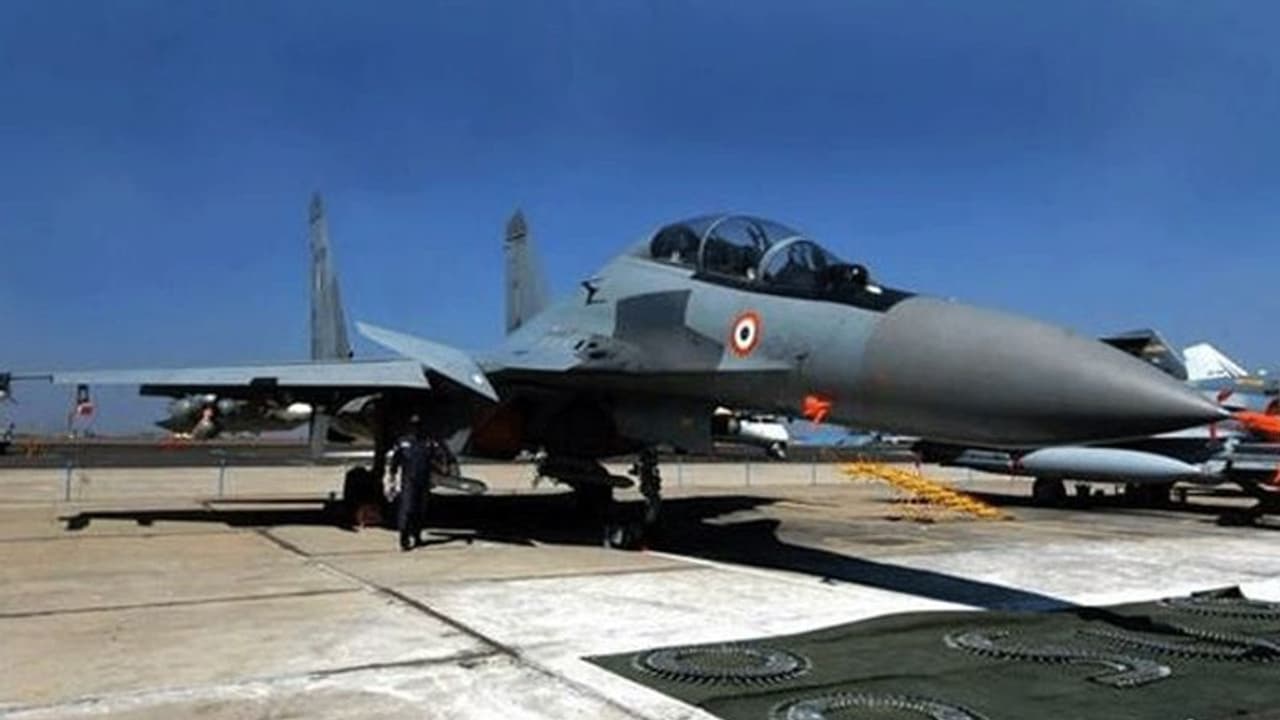 चीन से तनाव के बीच भारत ने रूस से की हथियारों की बड़ी डील, 12 सुखोई और 21 मिग 29 खरीदने पर सहमति चीन से तनाव के बीच भारत ने रूस से की हथियारों की बड़ी डील, 12 सुखोई और 21 मिग 29 खरीदने पर सहमति