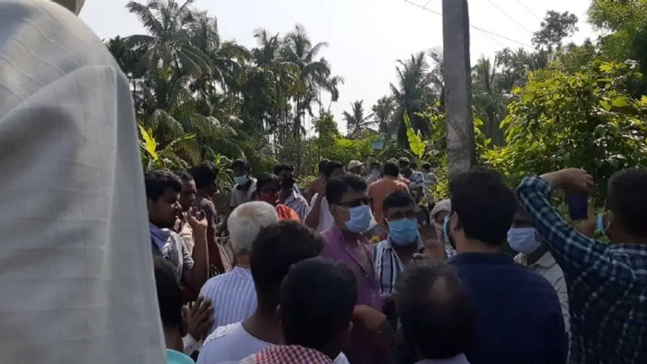 আমফানের ত্রাণ বিলিতে 'স্বজনপোষণ', প্রাতঃভ্রমণে বেরিয়ে ঘেরাও তৃণমূলের পঞ্চায়েত প্রধান আমফানের ত্রাণ বিলিতে 'স্বজনপোষণ', প্রাতঃভ্রমণে বেরিয়ে ঘেরাও তৃণমূলের পঞ্চায়েত প্রধান