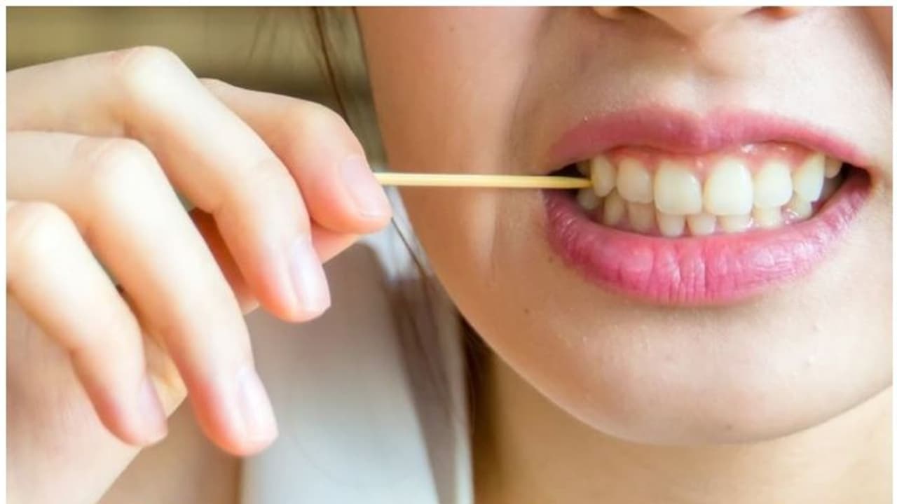 പല്ലുകൾക്കിടയിലെ ഭക്ഷണാവശിഷ്ടങ്ങൾ നീക്കം ചെയ്യാൻ ടൂത്ത് പിക്ക് ഉപയോ​ഗിക്കാറുണ്ടോ....?