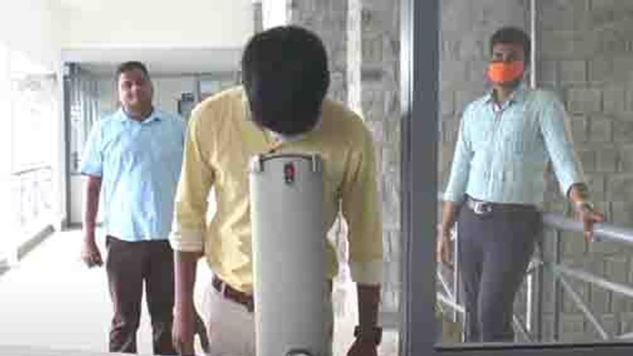 கொரோனா இருந்தால் இந்த கருவியிடம் இருந்து யாரும் தப்ப முடியாது.!! அசத்தும் கல்லூரி பேராசிரியர்கள்.! கொரோனா இருந்தால் இந்த கருவியிடம் இருந்து யாரும் தப்ப முடியாது.!! அசத்தும் கல்லூரி பேராசிரியர்கள்.!