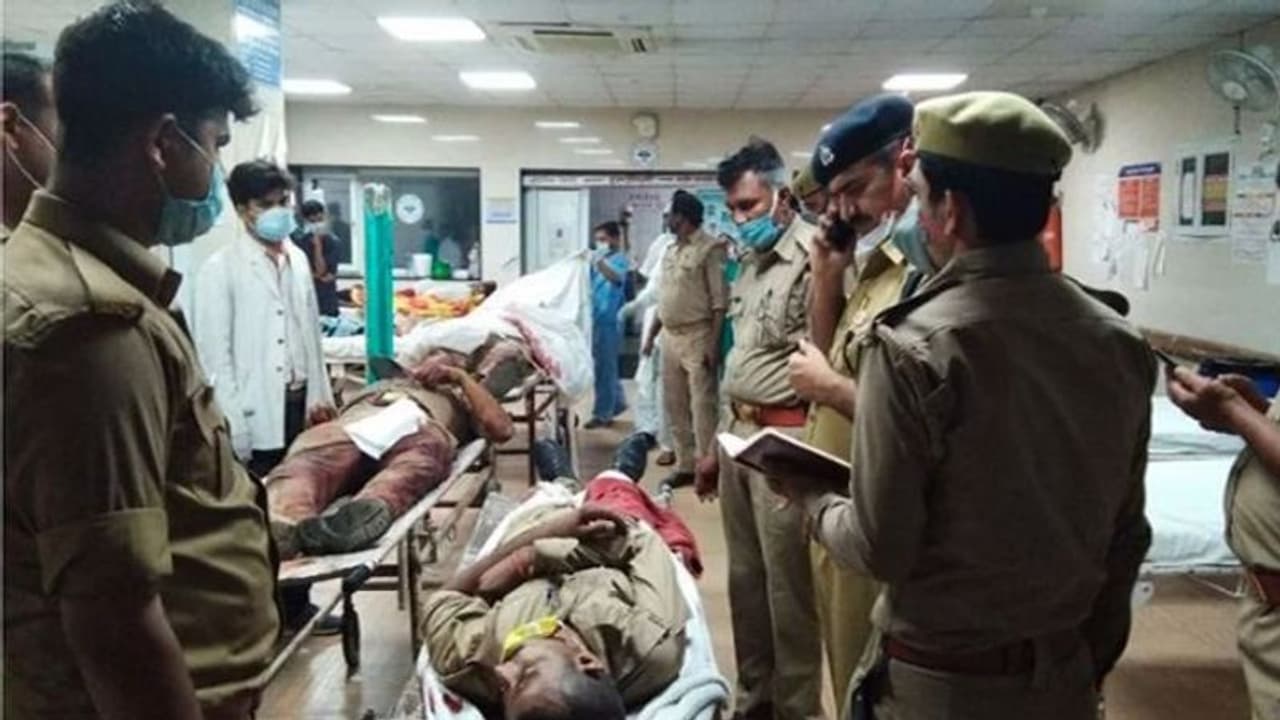 যোগীরাজ্যে দুষ্কৃতীদের সঙ্গে পুলিশের ব্যাপক সংঘর্ষ, প্রাণ গেল ডিএসপি সহ ৮ পুলিশকর্মীর