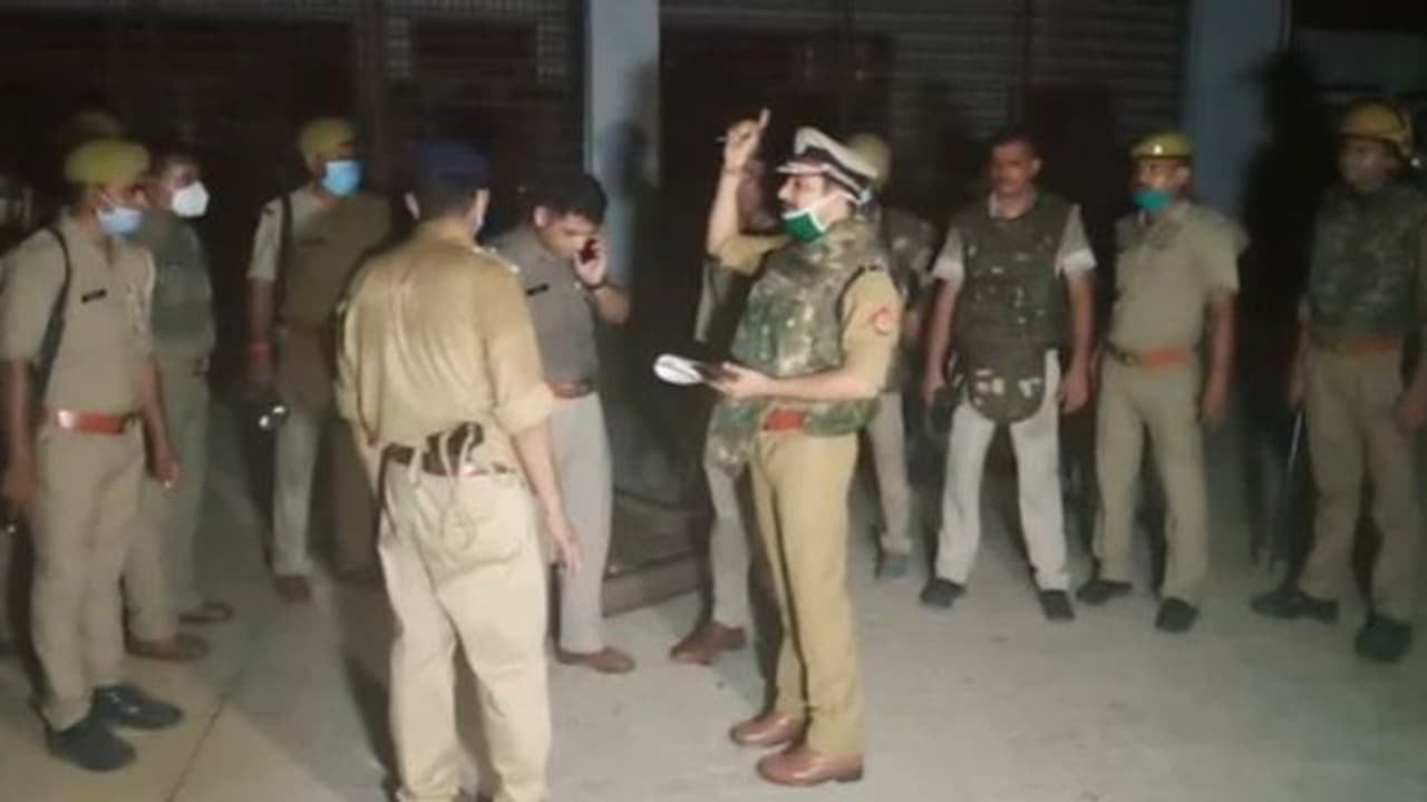 यूपी में हिस्ट्रीशीटर को पकड़ने गई पुलिस टीम पर हमला, थाना इंचार्ज समेत 8 पुलिसकर्मी शहीद, 12 घायल
