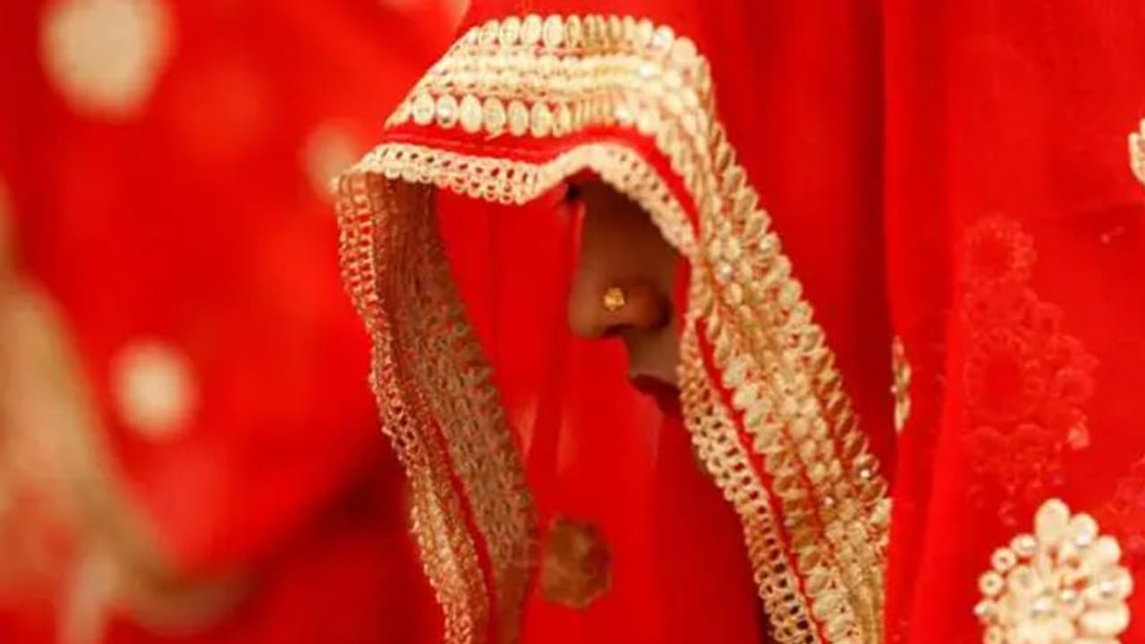 शादी के 1 दिन बाद ही शख्स ने 3 लाख रु में बेच दी अपनी पत्नी, हनीमून के बहाने ले गया था दूसरे शहर शादी के 1 दिन बाद ही शख्स ने 3 लाख रु में बेच दी अपनी पत्नी, हनीमून के बहाने ले गया था दूसरे शहर