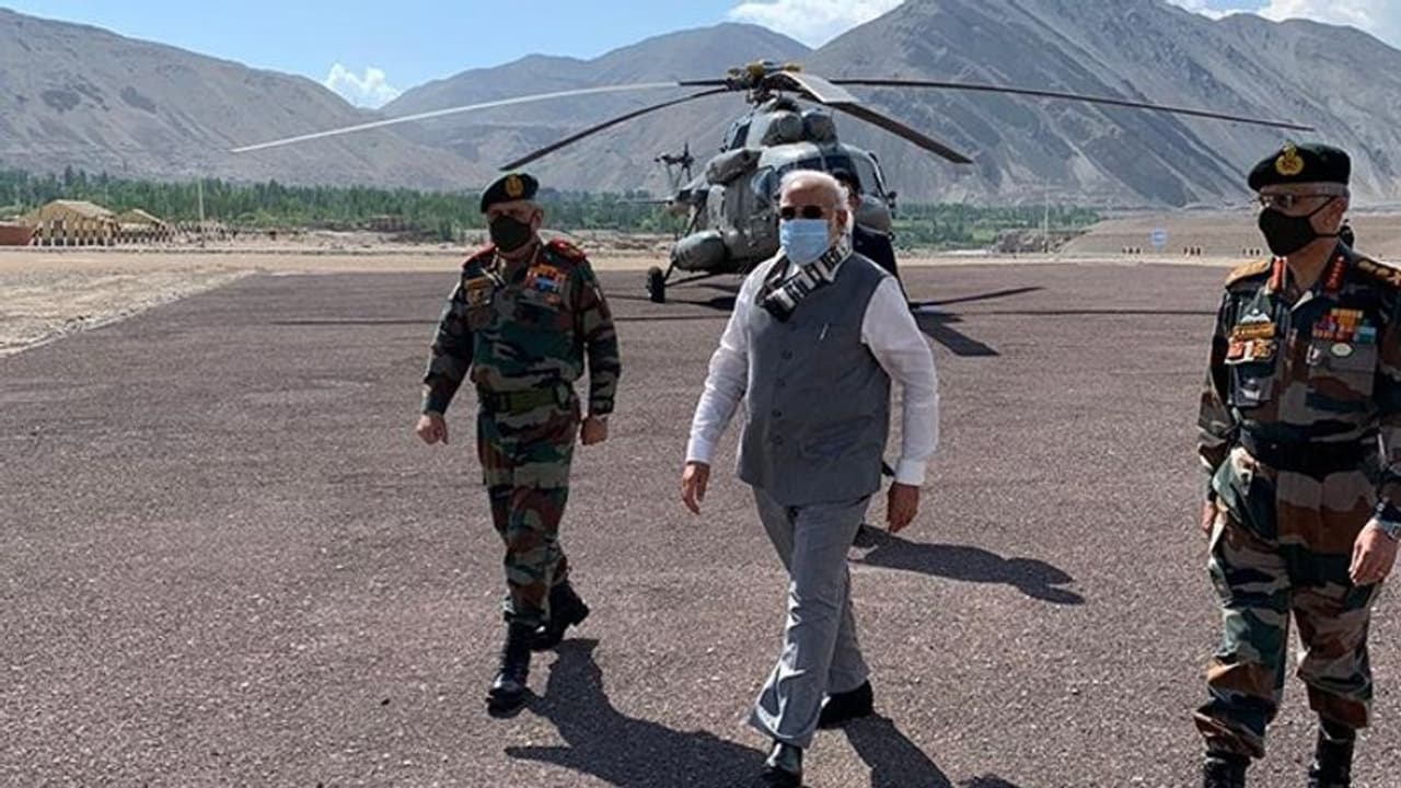 চরম সীমান্ত উত্তেজনার মধ্যেই লে পৌঁছালেন প্রধানমন্ত্রী, নিমুতে আলোচনা সেনাবাহিনীর সঙ্গে চরম সীমান্ত উত্তেজনার মধ্যেই লে পৌঁছালেন প্রধানমন্ত্রী, নিমুতে আলোচনা সেনাবাহিনীর সঙ্গে