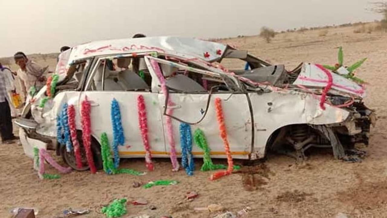 बारात की वापसी में दूल्हे और बारातियों में लगी ऐसी रेस कि फूलों से सजी कार बन गई दूल्हा दुल्हन के लिए काल बारात की वापसी में दूल्हे और बारातियों में लगी ऐसी रेस कि फूलों से सजी कार बन गई दूल्हा दुल्हन के लिए काल