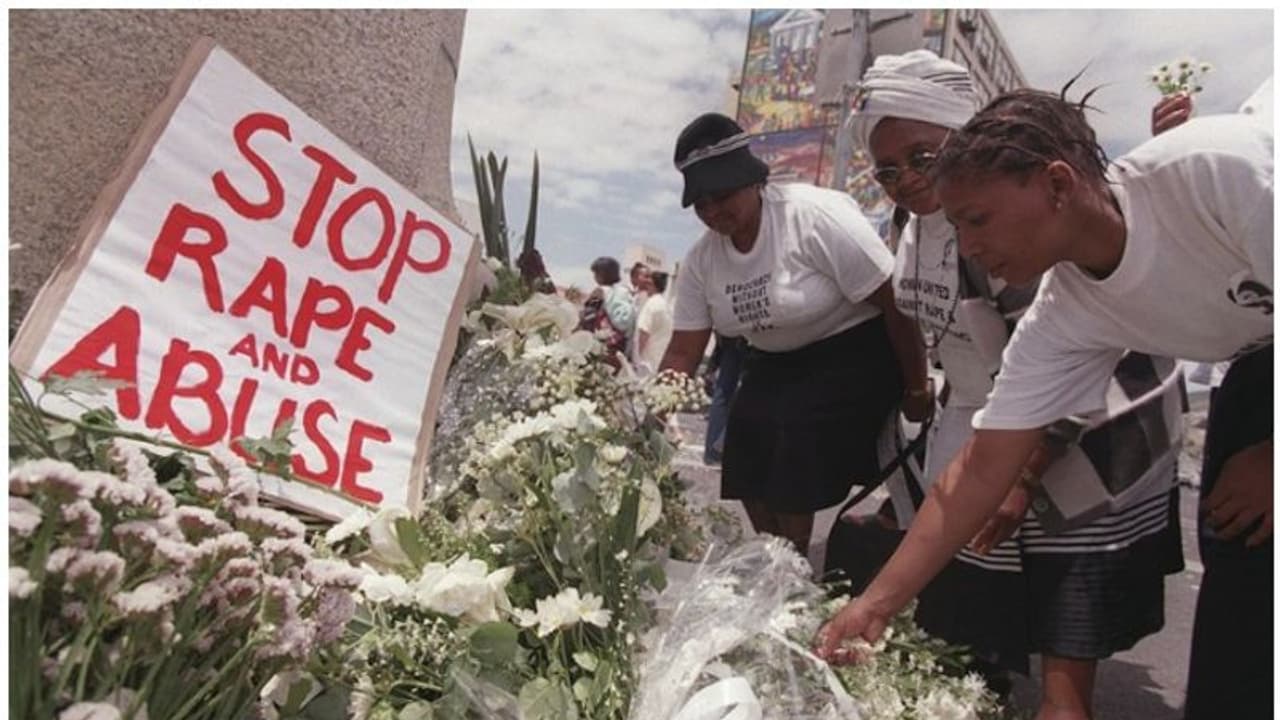 കണ്‍മുന്നില്‍ വെച്ച് പേരക്കുട്ടികളെ ക്രൂരമായി പീഡിപ്പിച്ചു, കണ്ടുനിൽക്കാനാകാതെ മുത്തശ്ശി മരിച്ചുവീണു...