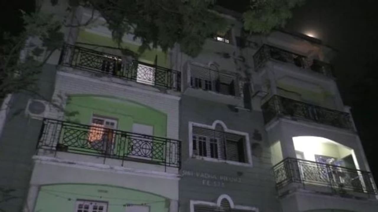 সল্টলেকে একই পরিবারে করোনায় আক্রান্ত ৫, ছুটল বিধাননগর থানার পুলিশ সল্টলেকে একই পরিবারে করোনায় আক্রান্ত ৫, ছুটল বিধাননগর থানার পুলিশ