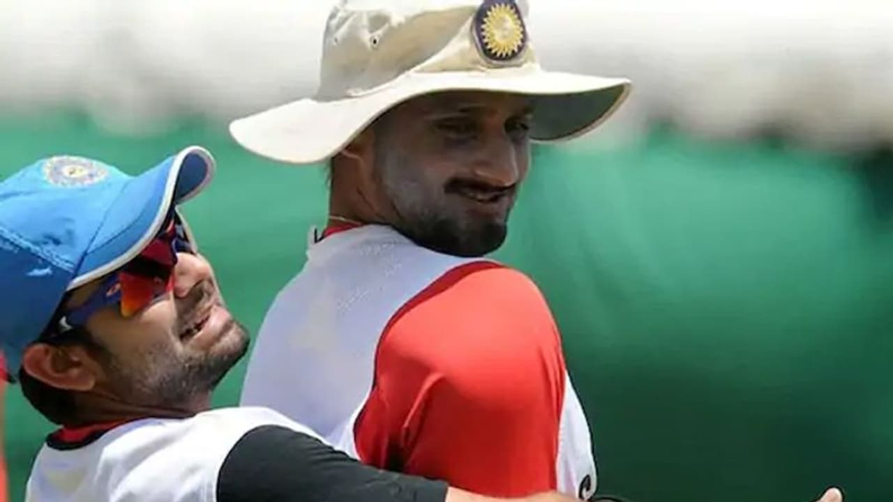 ఆ కిక్ మరచిపోలేను: భజ్జీకి బర్త్ డే విషెస్ తెలిపిన కోహ్లీ ఆ కిక్ మరచిపోలేను: భజ్జీకి బర్త్ డే విషెస్ తెలిపిన కోహ్లీ