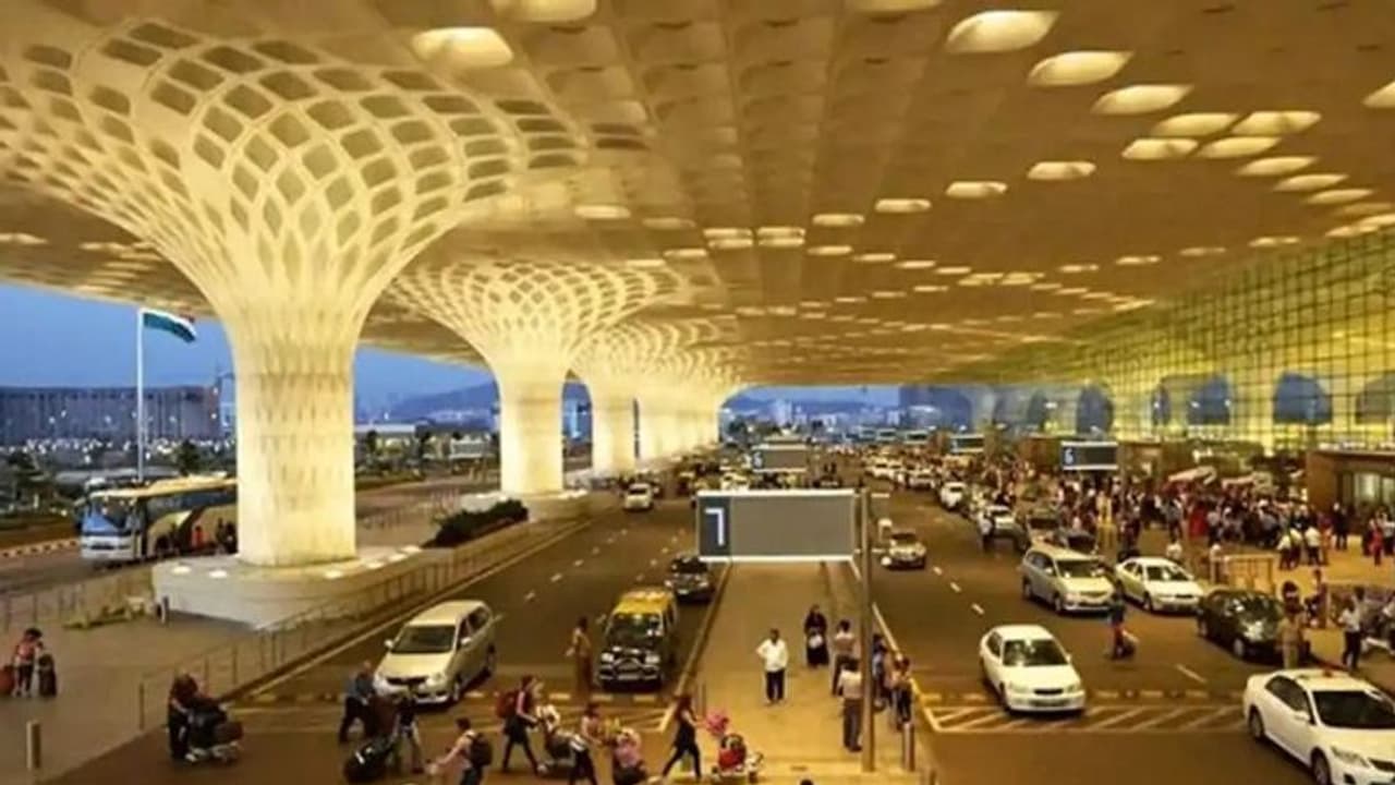 മുംബൈ വിമാനത്താവളത്തിൽ ഗൂഗിൾ പേ വഴി കൈക്കൂലി വാങ്ങിയ സംഭവം; 34 കസ്റ്റംസ് ഉദ്യോഗസ്ഥരെ സ്ഥലം മാറ്റി മുംബൈ വിമാനത്താവളത്തിൽ ഗൂഗിൾ പേ വഴി കൈക്കൂലി വാങ്ങിയ സംഭവം; 34 കസ്റ്റംസ് ഉദ്യോഗസ്ഥരെ സ്ഥലം മാറ്റി