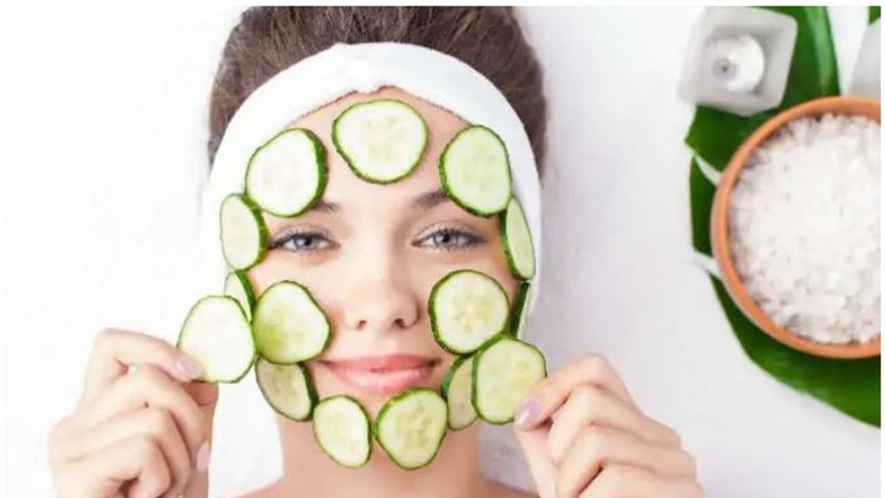 മുഖത്തെ കറുപ്പകറ്റാൻ വെള്ളരിക്ക ഇങ്ങനെ ഉപയോഗിക്കൂ മുഖത്തെ കറുപ്പകറ്റാൻ വെള്ളരിക്ക ഇങ്ങനെ ഉപയോഗിക്കൂ