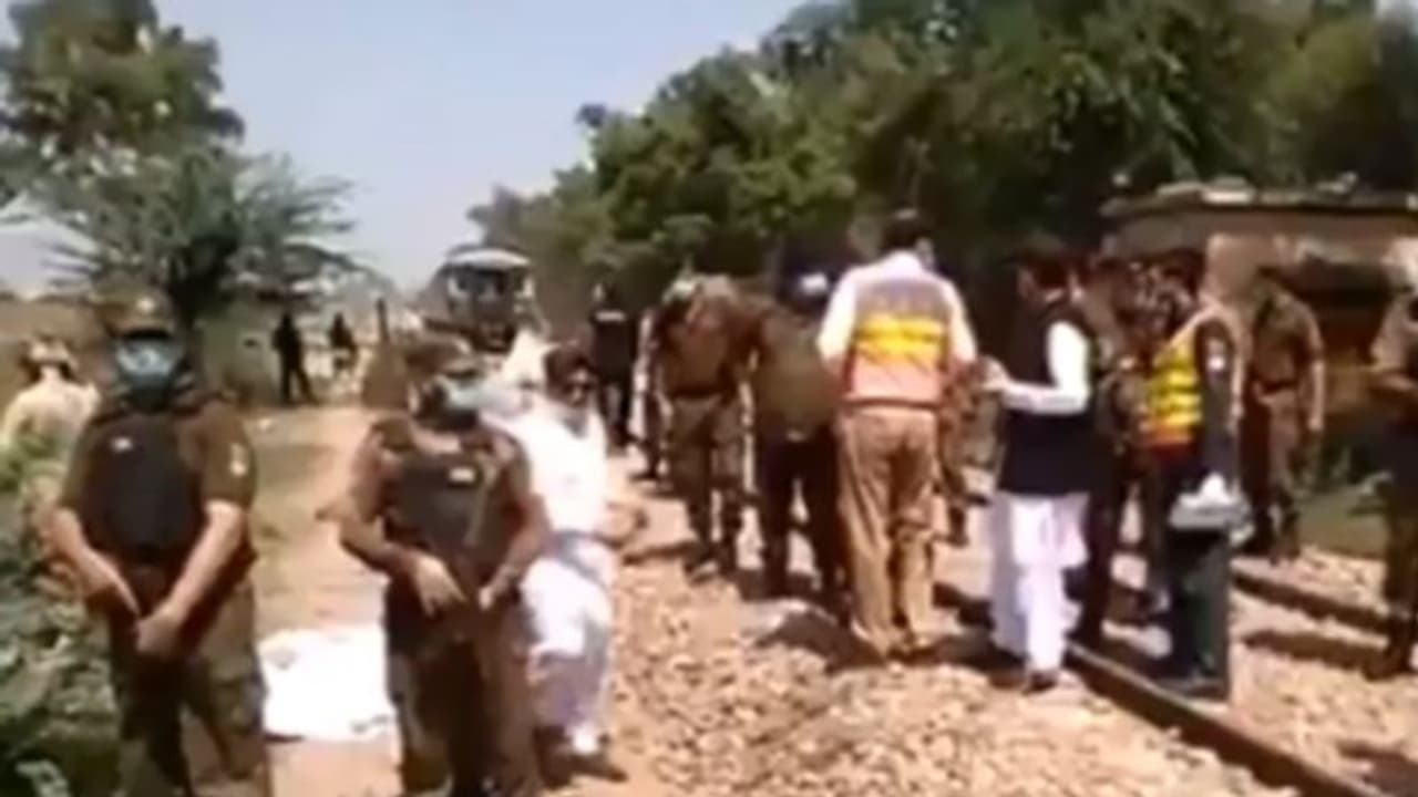 পাকিস্তানে বাস ও ট্রেনের সংঘর্ষে নিহত ১৯ শিখ তীর্থযাত্রী, মৃতদের পরিবারকে সমবেদনা ইমরানের